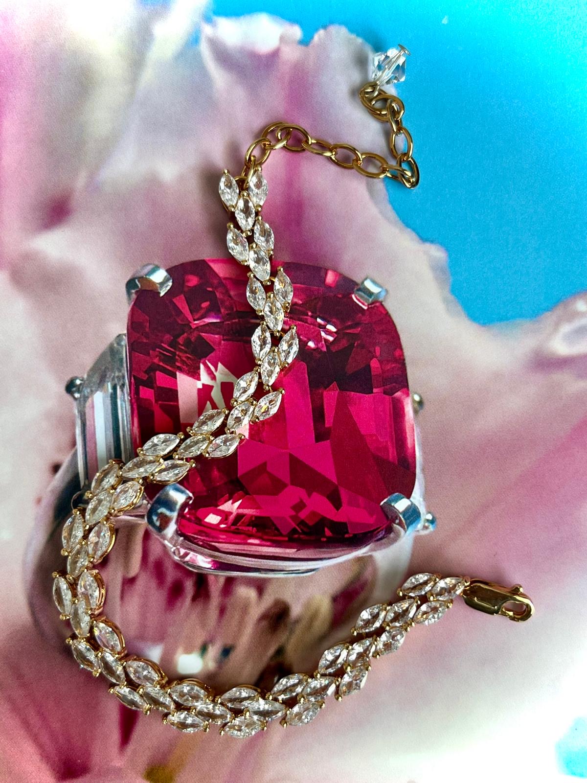 Bracciale gioiello con pietre taglio marquise, styling editoriale haute couture