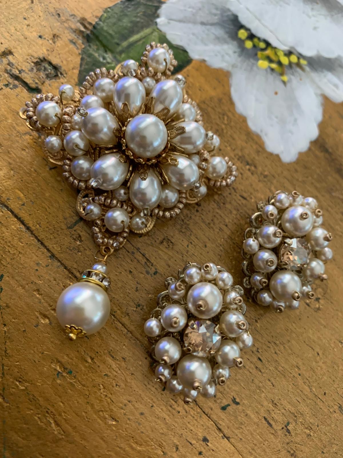 Composizione di gioielli con perle e dettagli dorati