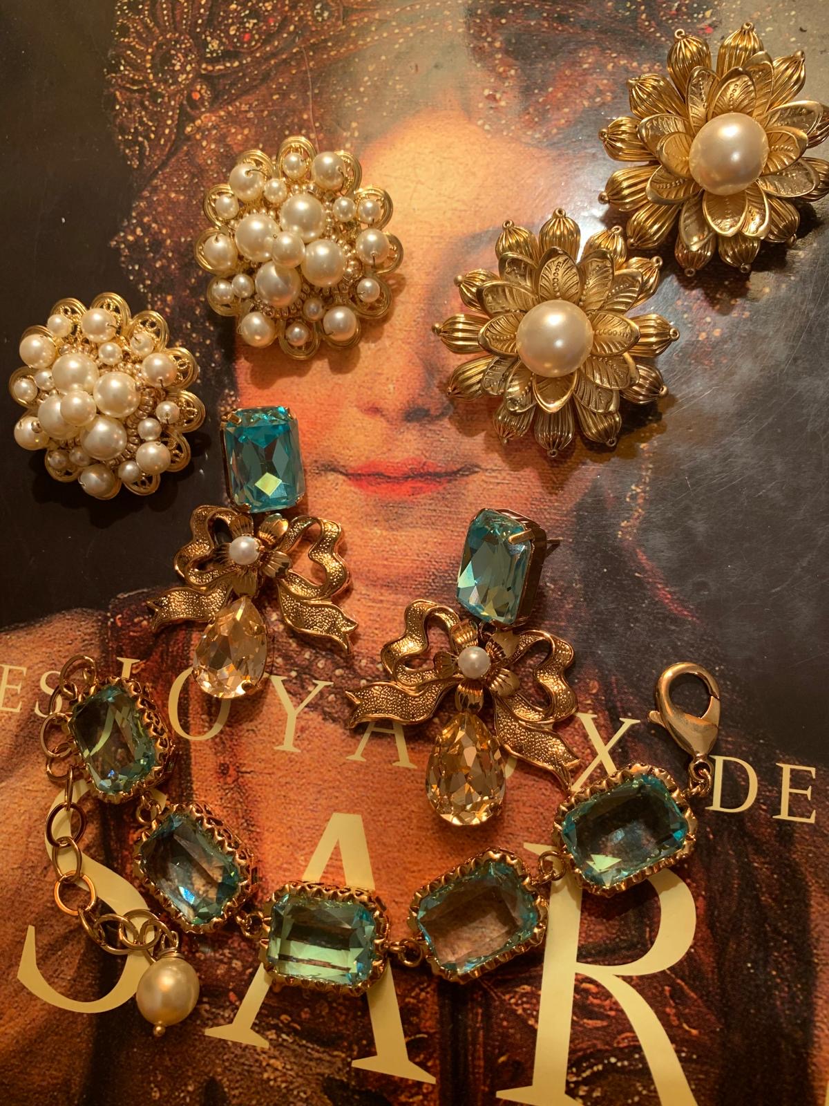 Composizione di gioielli metallici